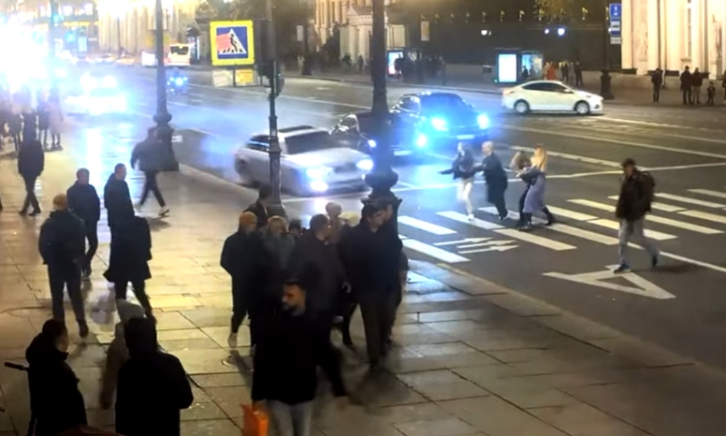 На Невском столкнулись грузовик и автобус: пострадали люди