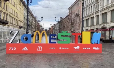 В Петербурге установили композицию из букв ушедших из России брендов