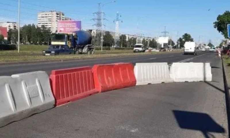 Коммунальный фонтан забил из стен новостройки на улице Дыбенко в Санкт-Петербурге