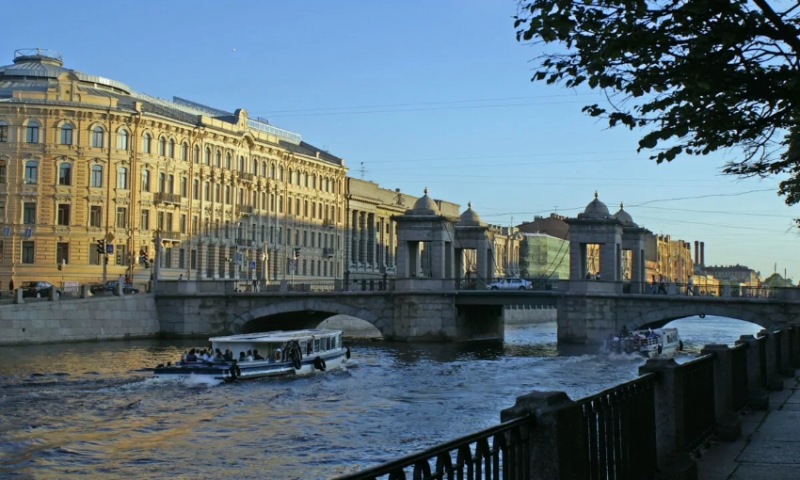 Катер врезался в набережную на реке в Санкт-Петербурге