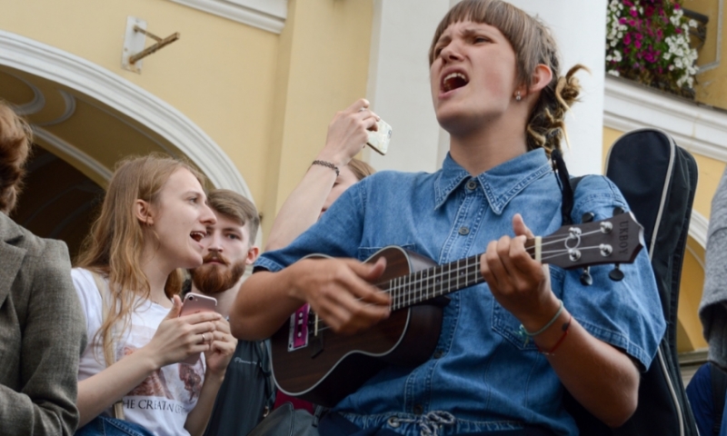 Парламент Петербурга отказался смягчать закон об уличных музыкантах
