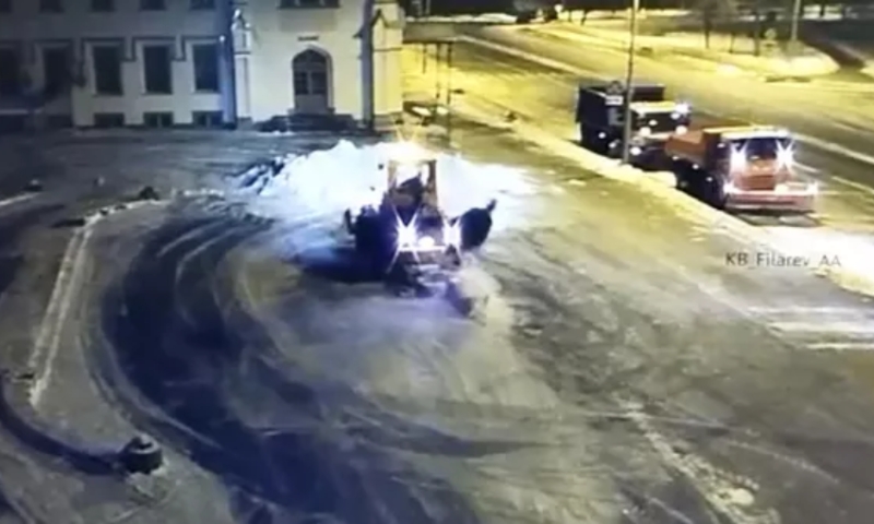 Снегоуборочная машина случайно снесла памятник барону Штиглицу на площади в Петергофе