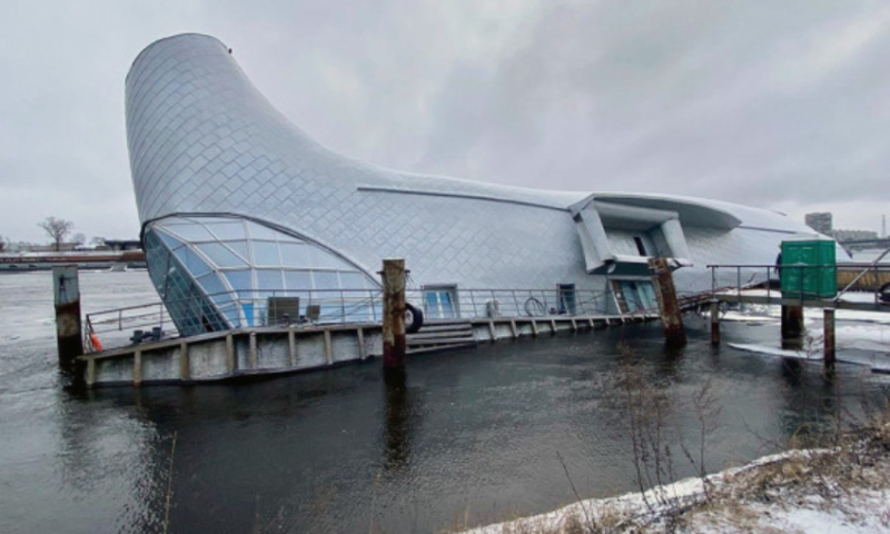 МЧС: плавучий ресторан на Неве в Петербурге затапливает каждую весну из-за подвижного льда