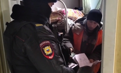 Сотрудники полиции проверяют мигрантов в пригородах Петербурга