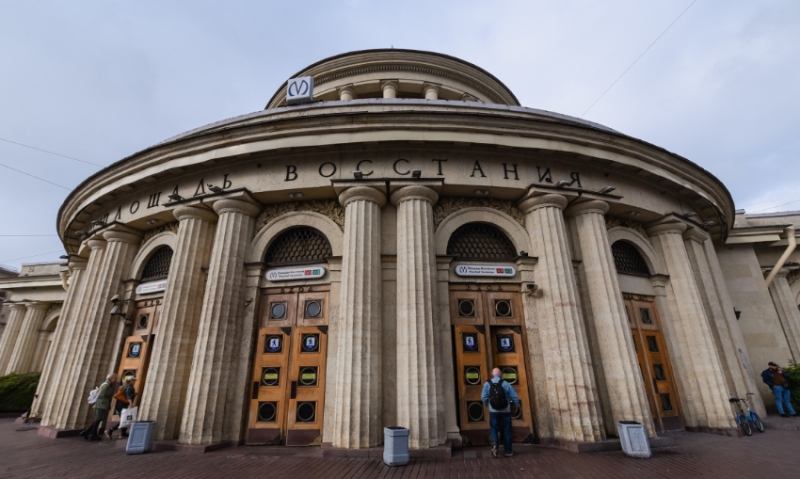 Четырехлетний мальчик пострадал в петербургском метро из-за эскалатора