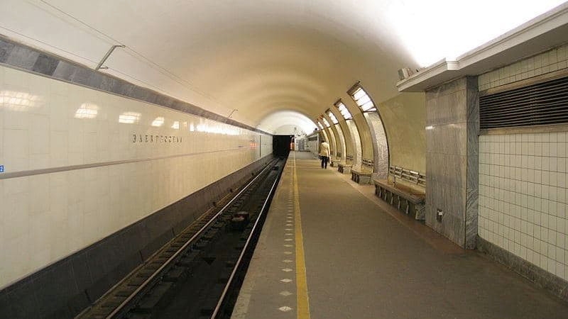 Человек упал на пути в петербургском метро