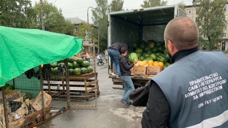 В Петербурге массово закрывают киоски с дынями и арбузами