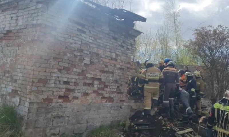 Два человека пострадали при обрушении кровли здания в Кронштадте