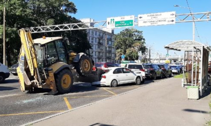 Умерший тракторист спровоцировал массовое ДТП в Санкт-Петербурге