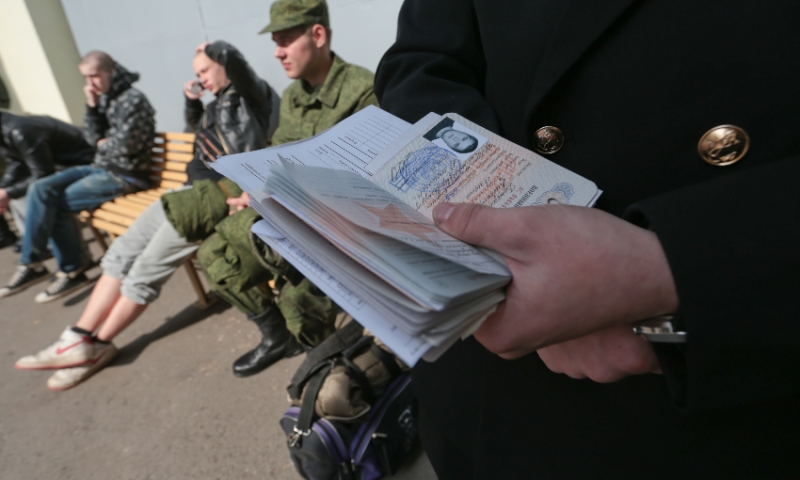 В Петербурге начали снова вручать повестки в военкоматы