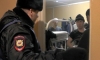 Сотрудники полиции проверяют мигрантов в пригородах Петербурга