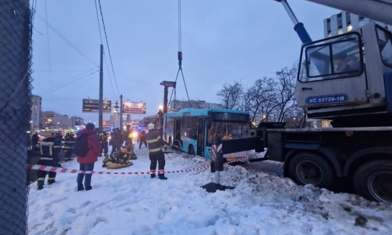 Водитель автобуса, который влетел в пешеходов на Наличной, мог уснуть за рулем