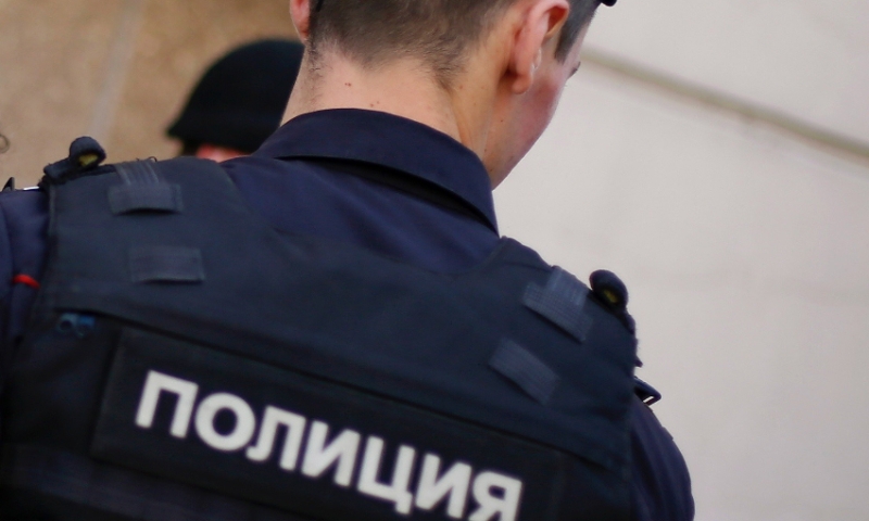 В Петербурге обнаружили голого малыша в подъезде