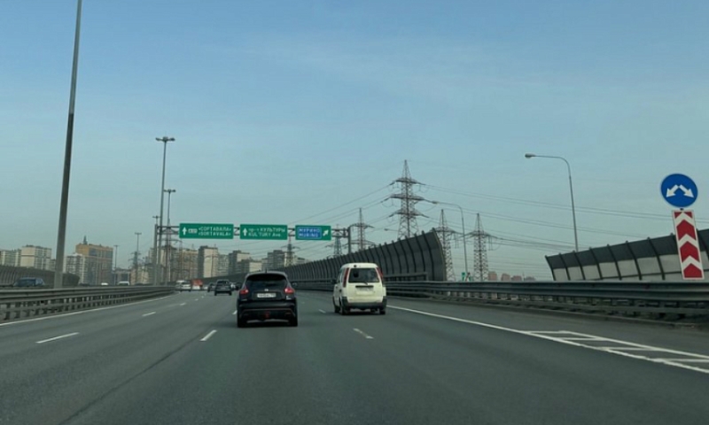 На время ПМЭФ-2025 движение тяжелого транспорта по части КАД в Петербурге временно ограничат